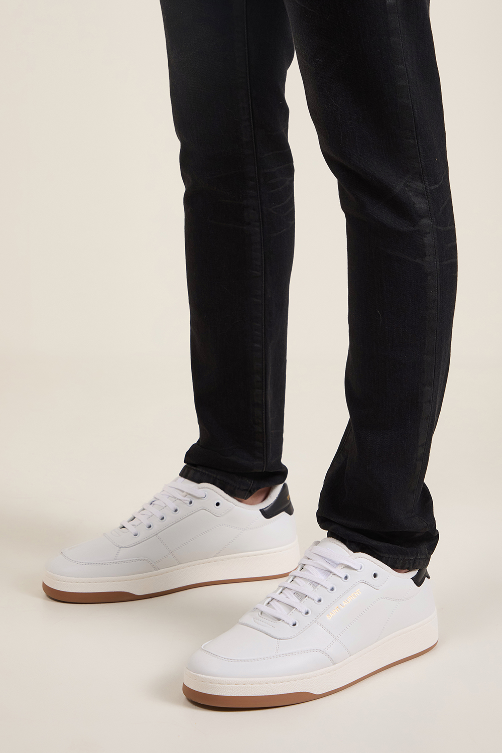 תמונת כל הלוק של נעלי סניקרס SAINT LAURENT